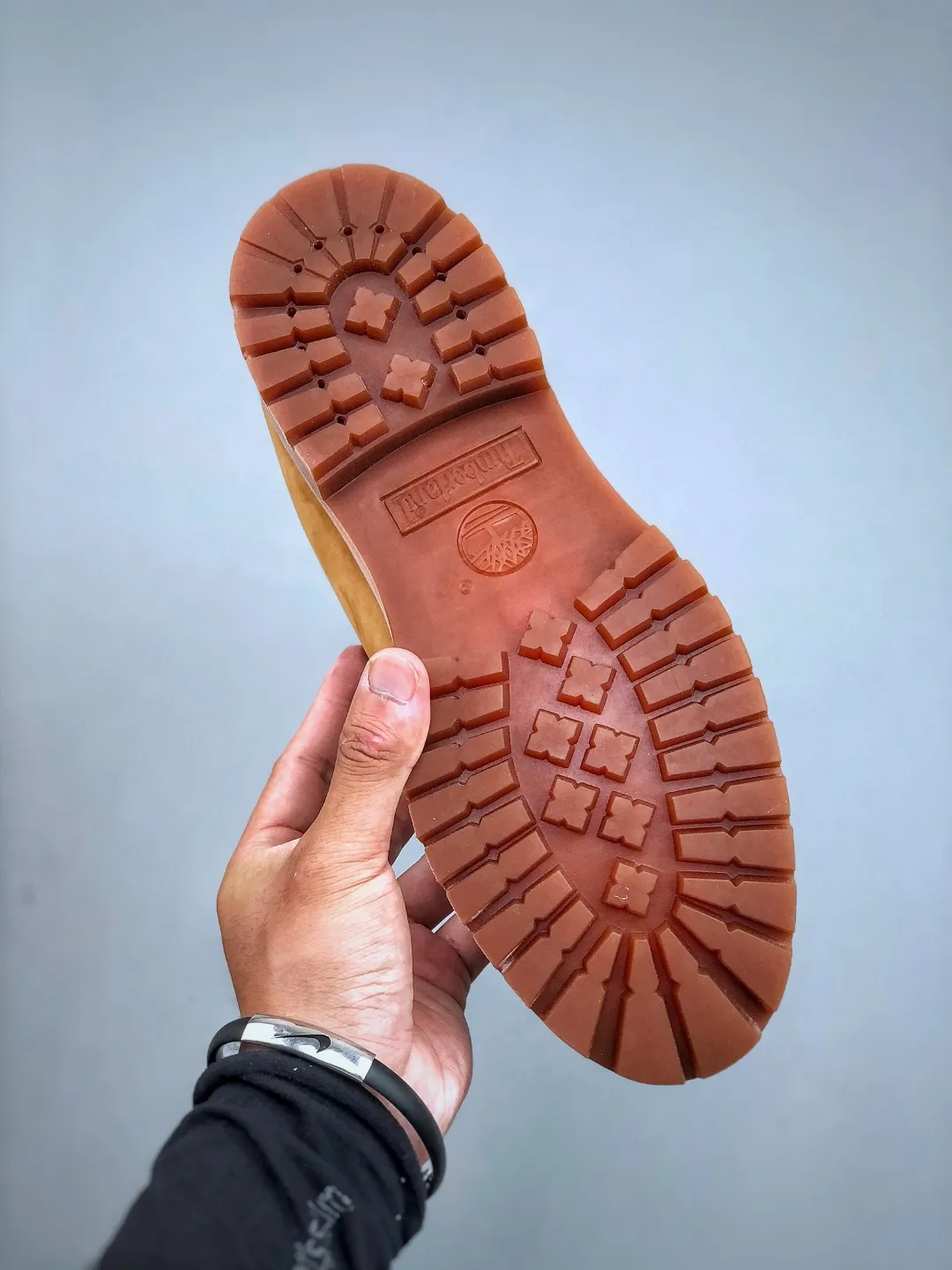Local pick-up💰700 Support store release, seasonally available, new goods🚀Original factory in Guangdong Top chip version#Upgrade original 2025 version packaging box and accessories#Original last paper version data development version#Original Baoyuan injection machine#Four-line computer sewing lines are in parallel#Using the same imported top layer frosted leather with anti-waterproof function (full The interior is matched with genuine leather material!!)#Original consistent full nubuck leather collar#Anti-fatigue shock-absorbing honeycomb PU insole#Lightweight anti-slip rubber foam combination bottom❗️The world's leading outdoor brand·Timberland/Timberland 6 Inch Leather Boots Timberland's classic outdoor 6-inch large yellow boots "OG Wheat Yellow Black" TB010061 713 Size: Female 35.5 36 37 37.5 38 38.5 39 Male 39.5 40 41 41.5 42 43 44 45 (leather shoe size: one size larger than sports shoes!) Original hardware molded shoelace buckle, top-notch craftsmanship newly upgraded, Zhongshan original factory OEM, original imported waterproof leather, injection molded outsole, horizontal folding dynamic water-repellent, original consistent full frosted leather collar, full cow lining, brand new original packaging shoe box, exclusive supply in the market